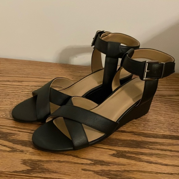 Comfortable Women’s Ankle Strap Mid Wedge Sandal - Picture 2 of 8